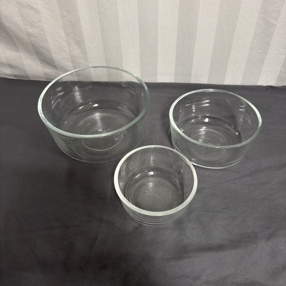 Set A Three Pyrex Stacking Bowls‎
